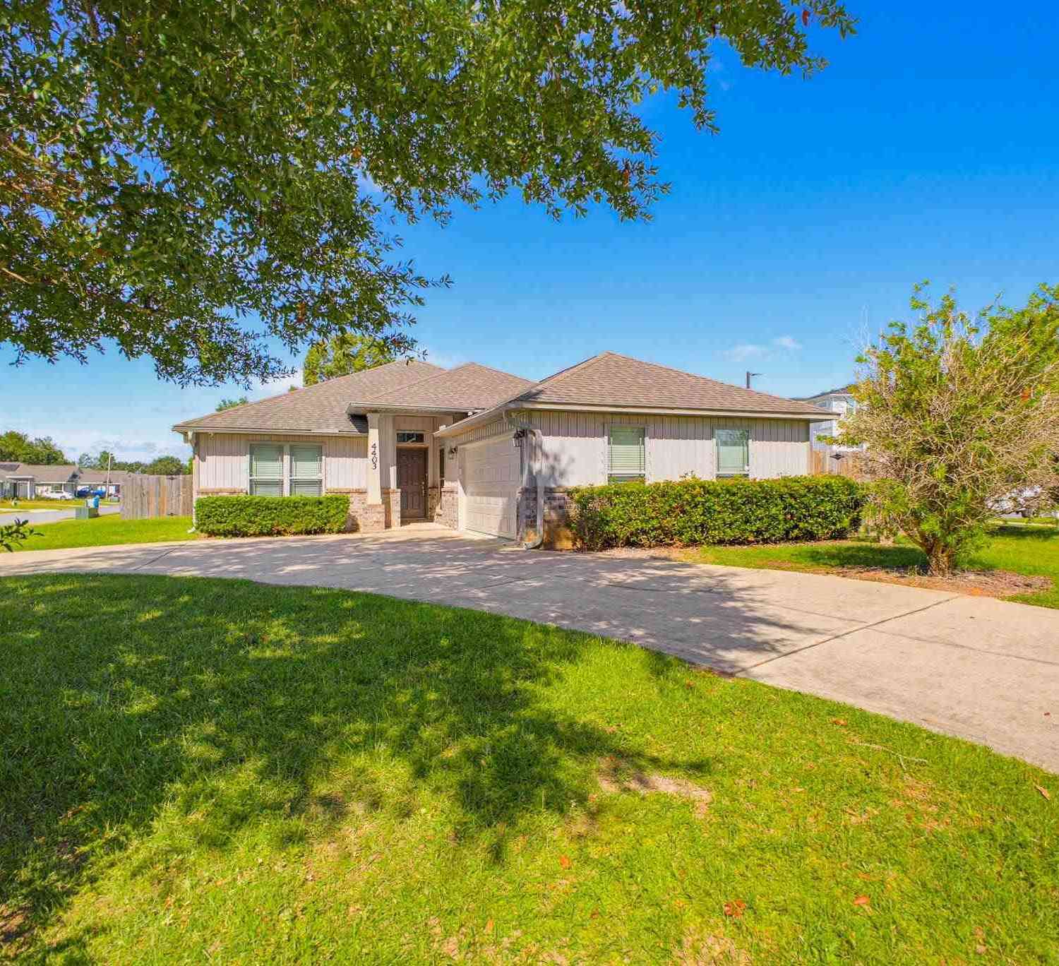 Homes For Rent - 4403 Oak Vista Ln<br/> Pace, FL 32571