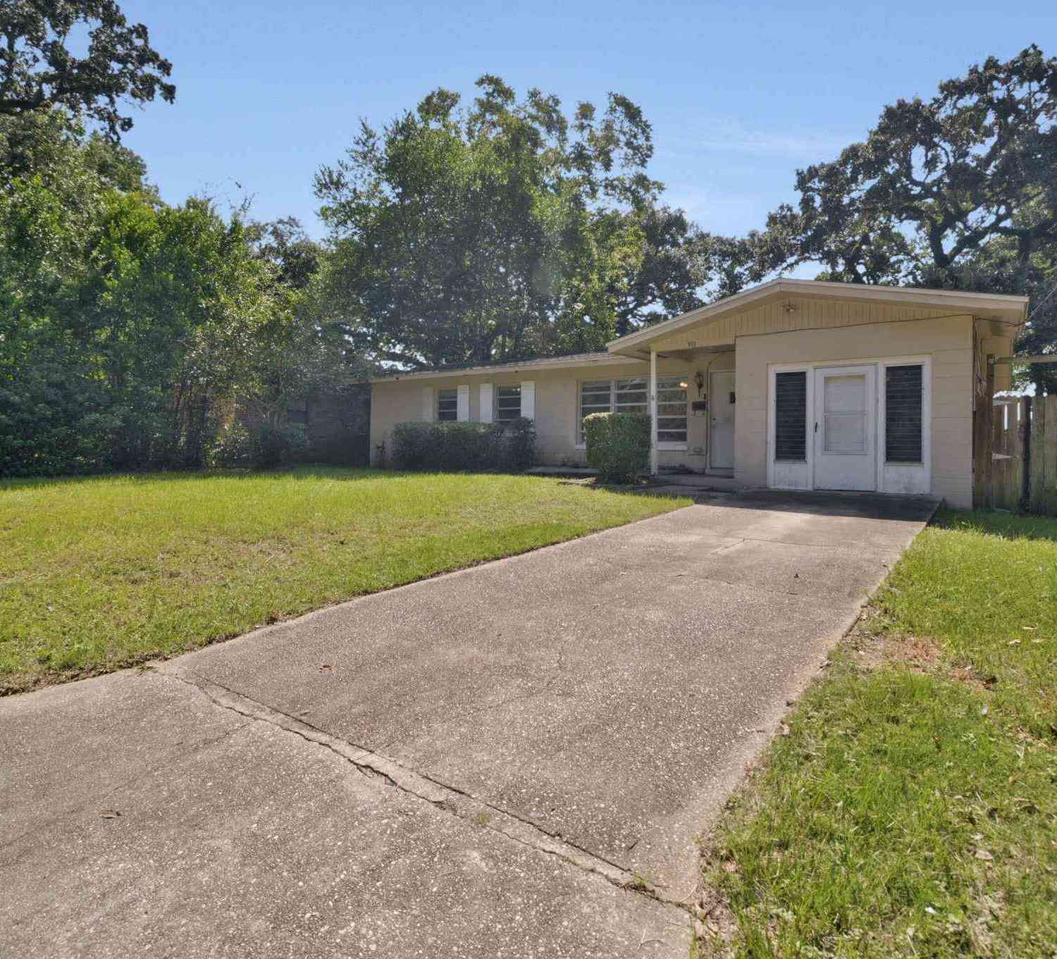 Homes For Sale - 911 Springbrook Ave<br/> Pensacola, FL 32505