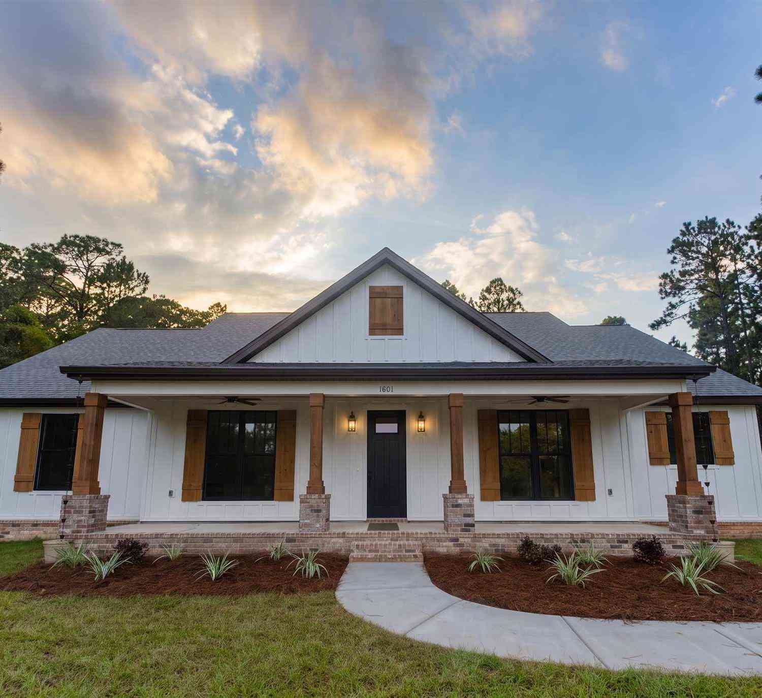 Homes For Sale - 1601 Moonraker Dr<br/> Milton, FL 32583