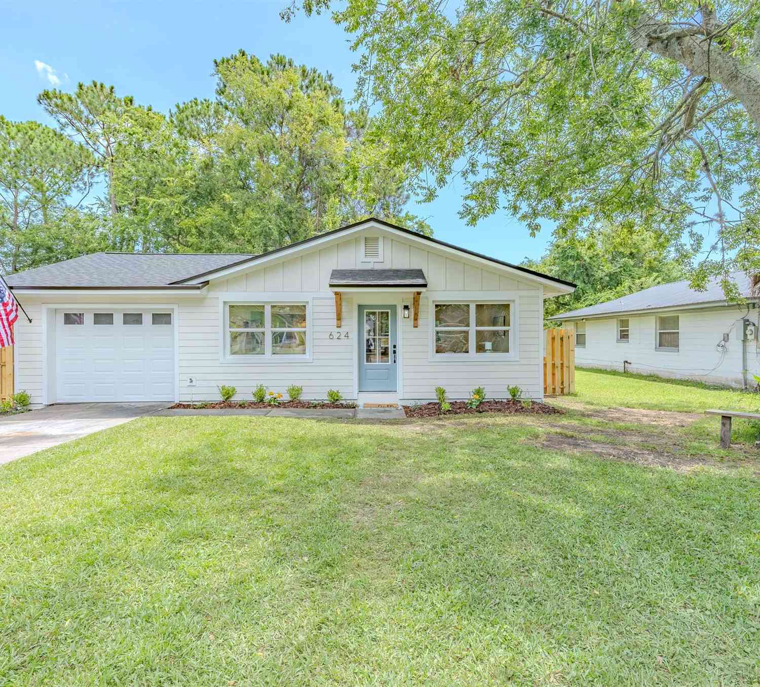 Homes For Sale - 624 Vernon Street<br/> Fernandina Beach, FL 32034