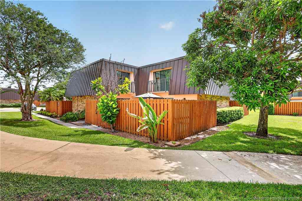 Townhouse For Sale - 5708 SE Windsong Lane<br/> Stuart, FL 34997