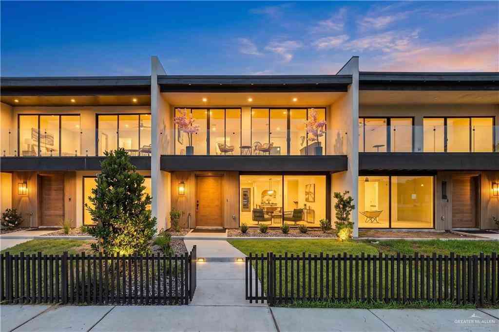 Townhouse For Sale - 1420 S 7th Avenue<br/> Edinburg, TX 78539