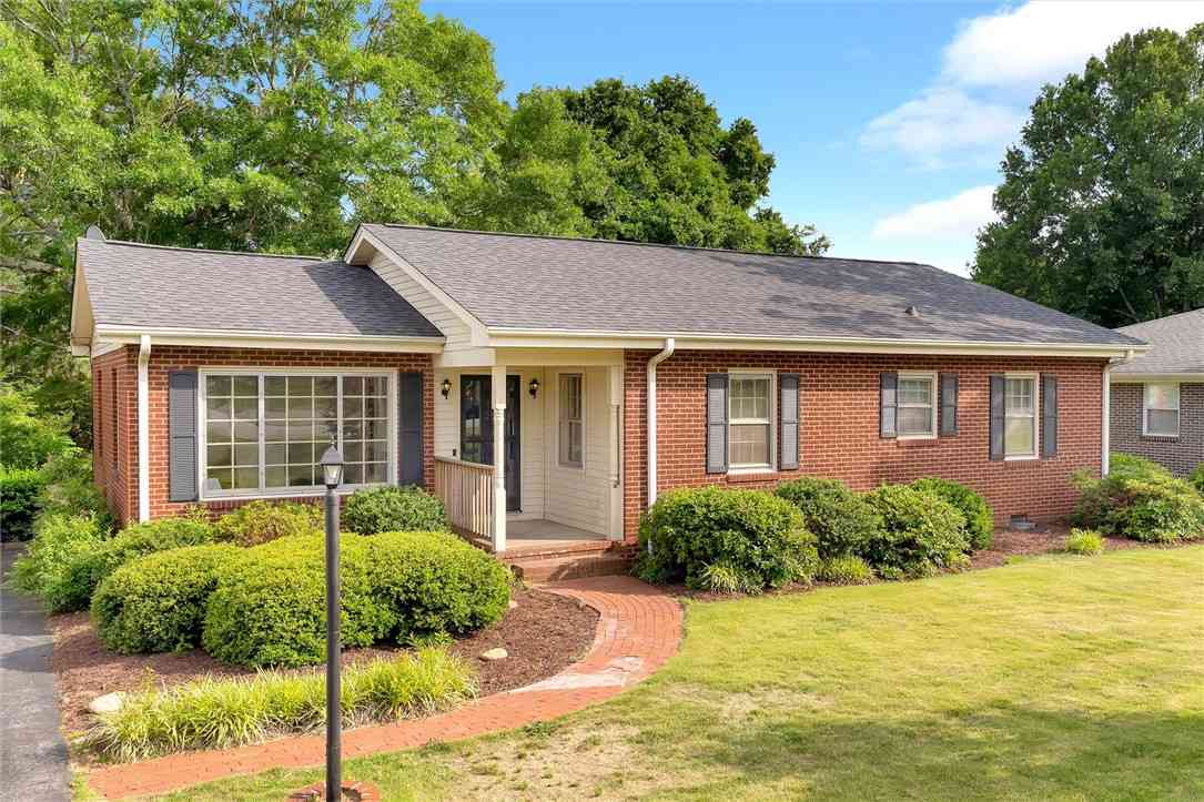 Homes For Sale - 206 Hillside Drive<br/> Greer, SC 29651
