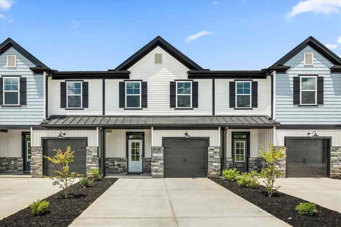 Townhouse For Sale - 423 Belgrove Way<br/> Easley, SC 29640