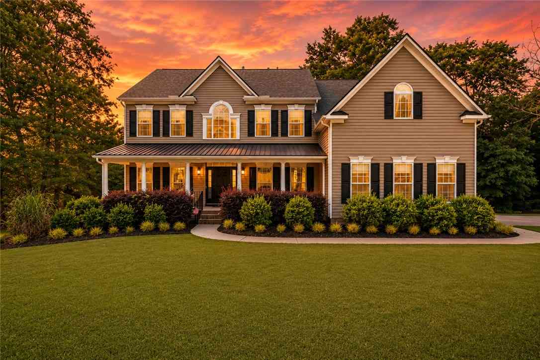 Homes For Sale - 10 Modesto Lane<br/> Simpsonville, SC 29681