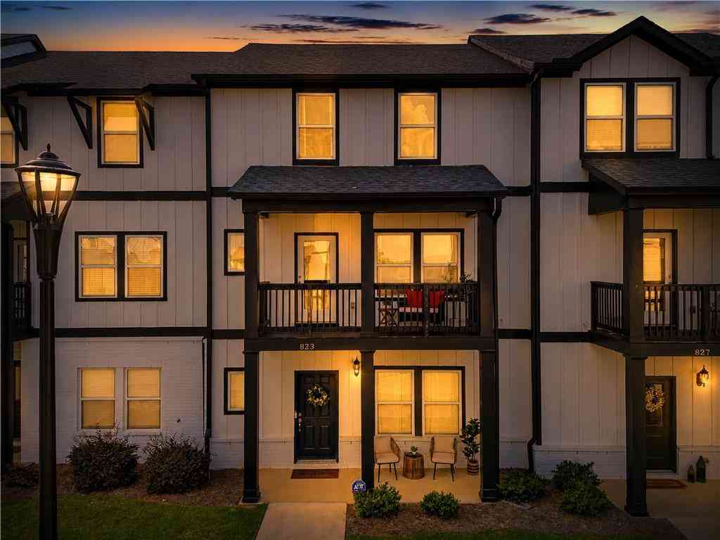 Townhouse For Sale - 823 Altamaha Trail<br/> Woodstock, GA 30188
