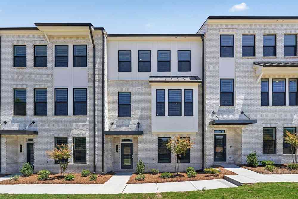 Townhouse For Sale - 625 Oak Bluff Drive<br/> Cumming, GA 30040