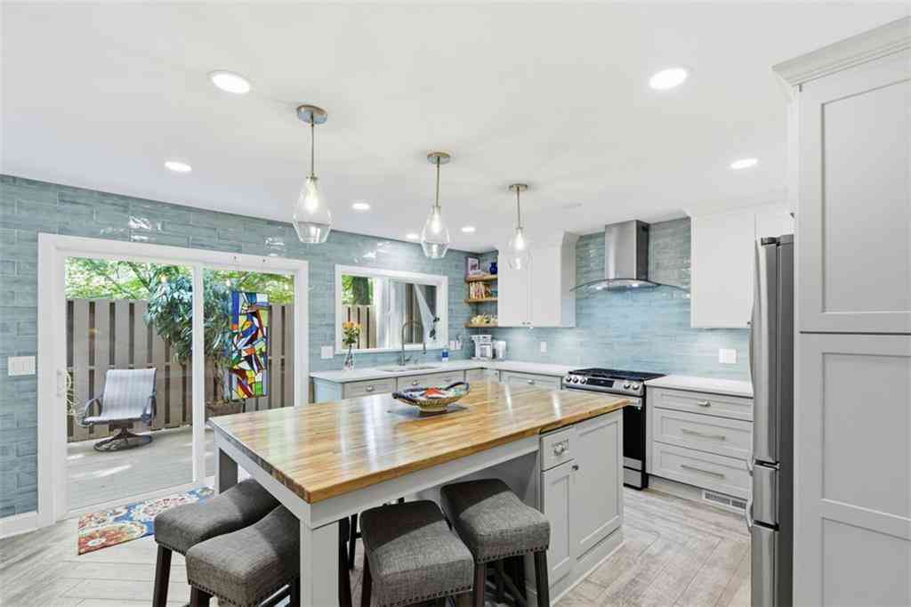 Townhouse For Sale - 270 Lakeview Ridge<br/> Roswell, GA 30076