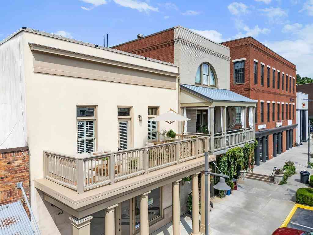Condo For Sale - 5850 Charlotte Lane #E1<br/> Cumming, GA 30040