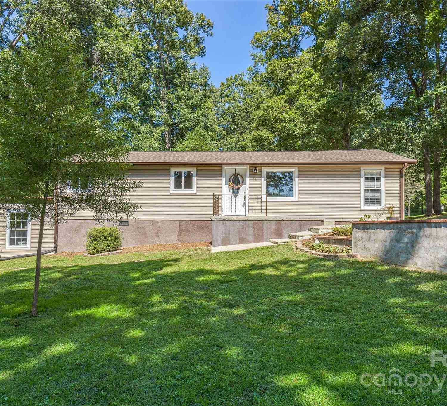 Homes For Sale - 425 Lyndhurst Drive<br/> Hendersonville, NC 28791