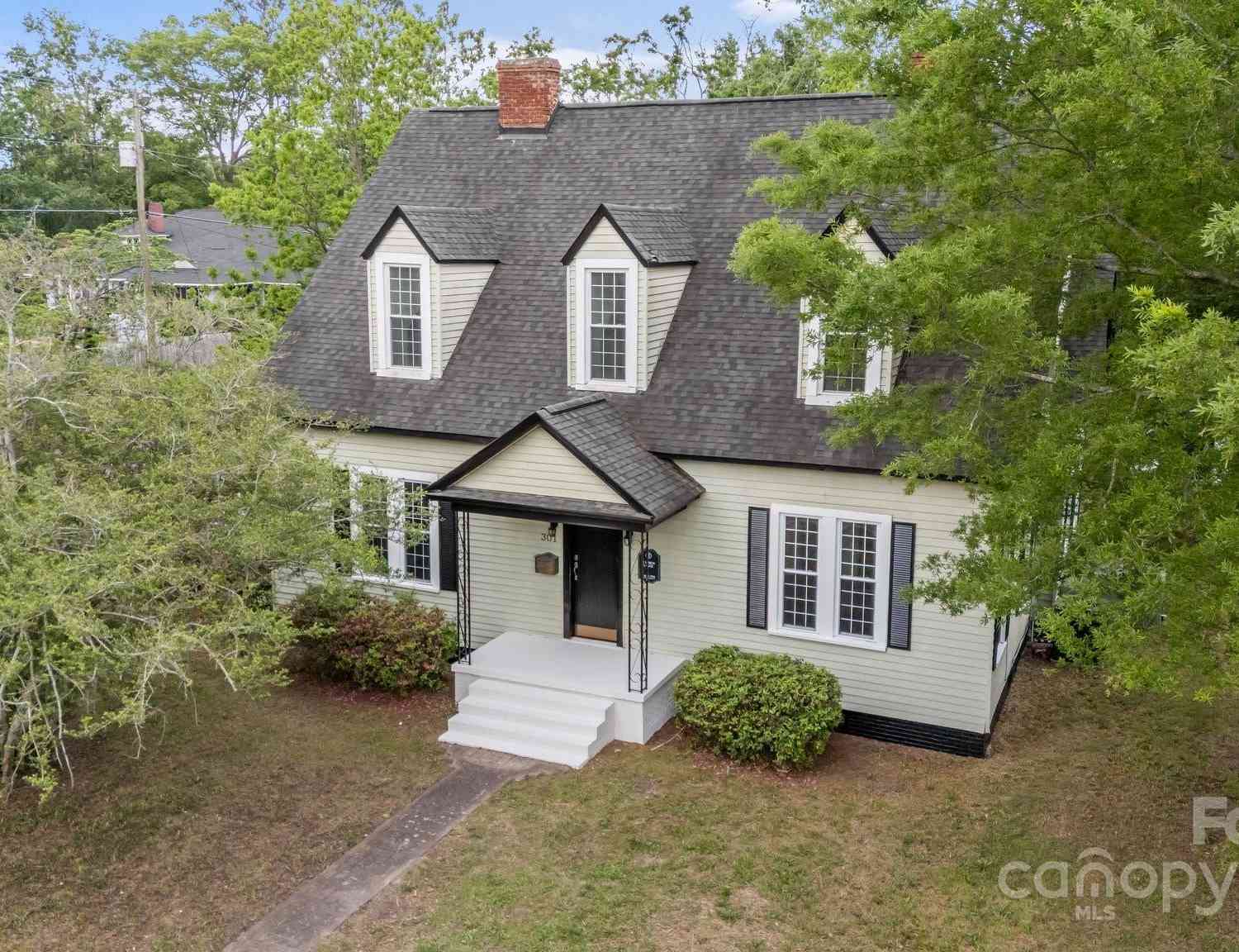 Homes For Sale - 301 W Central Street<br/> Maxton, NC 28364
