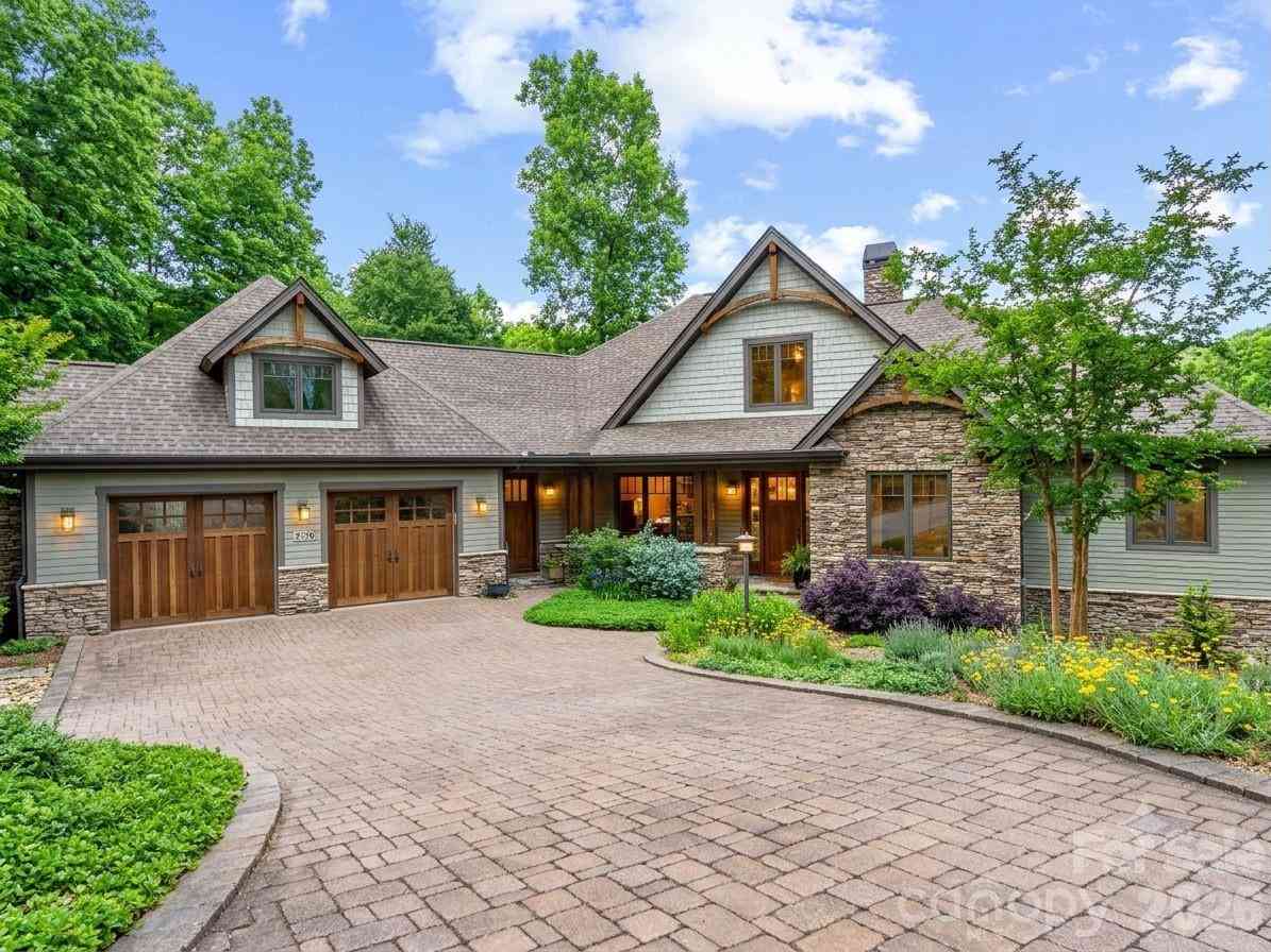 Homes For Sale - 276 Stone Valley Way<br/> Hendersonville, NC 28792