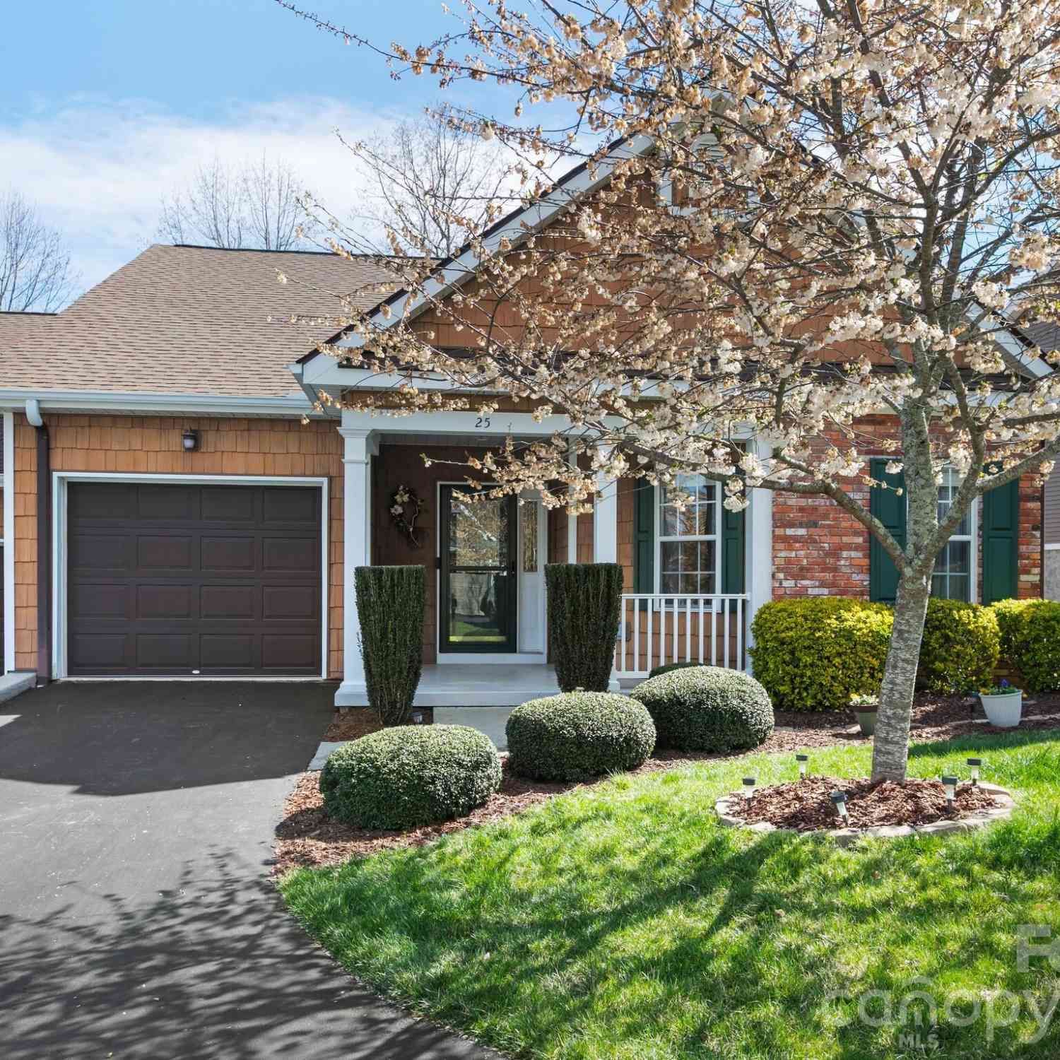 Townhouse For Sale - 25 Old Pasture Way<br/> Hendersonville, NC 28739