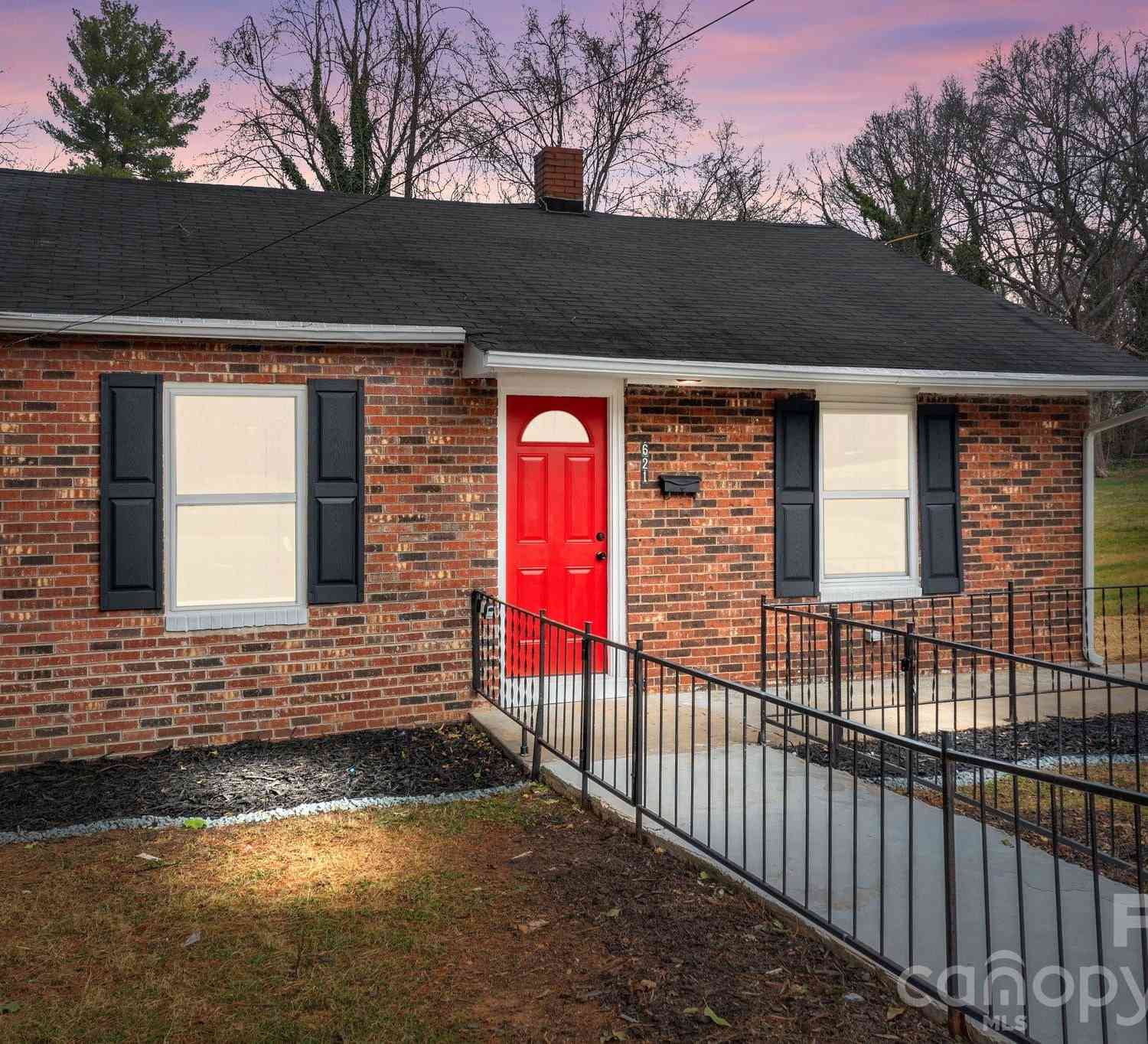 Homes For Sale - 621 E Sharpe Street<br/> Statesville, NC 28677