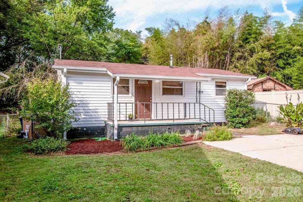 Homes For Sale - 809 N Mulberry Street<br/> Statesville, NC 28677