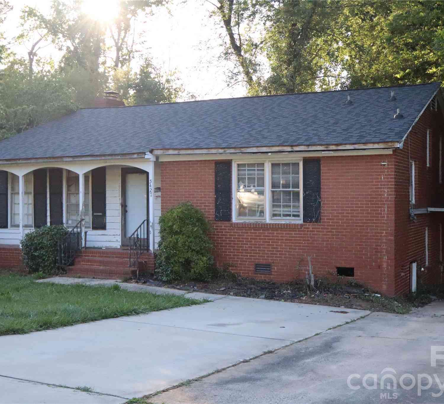 Homes For Sale - 5427 Kildare Drive<br/> Charlotte, NC 28215