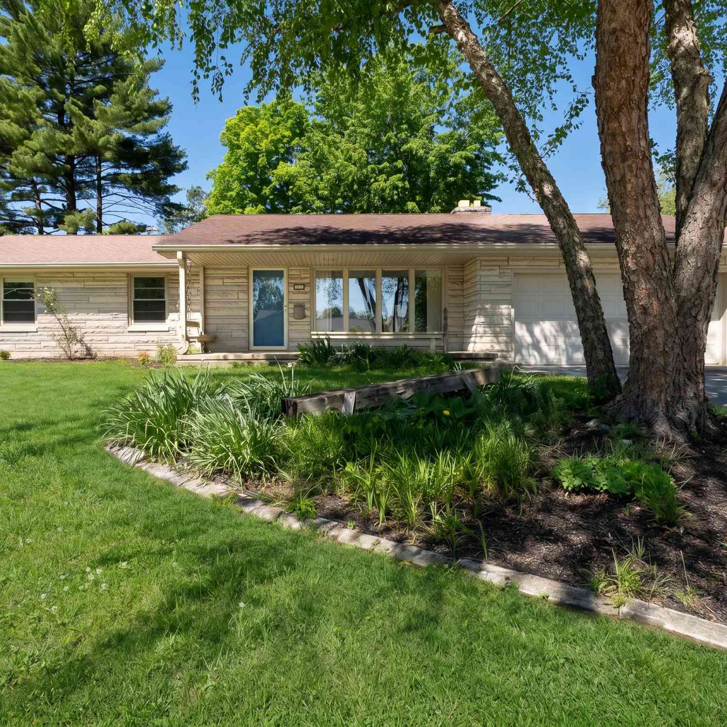 Homes For Sale - 4226 Roselawn Avenue<br/> Columbus, IN 47203