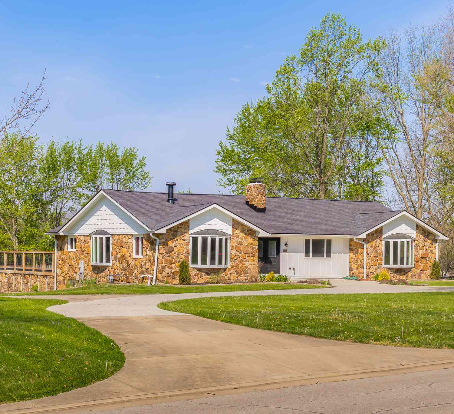 Homes For Sale - 3532 Shoshonee Drive<br/> Columbus, IN 47203