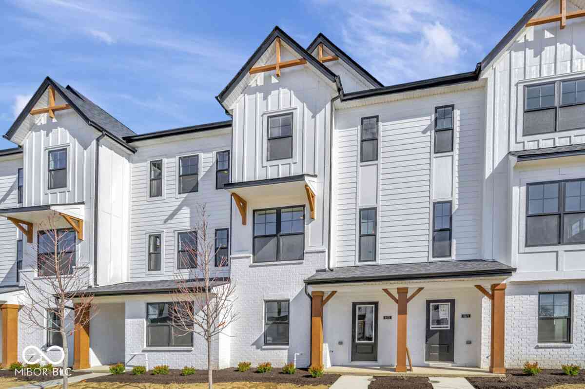 Townhouse For Sale - 4475 Yellowwood Avenue<br/> Brownsburg, IN 46112