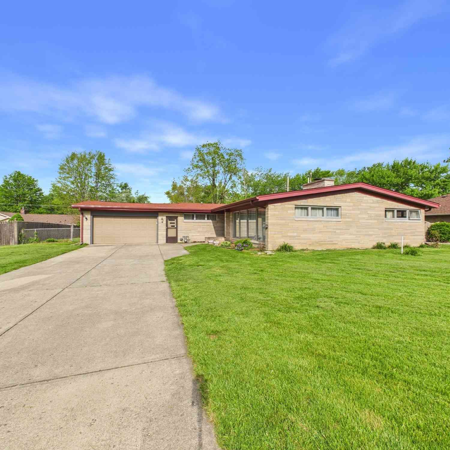 Homes For Sale - 1527 Magnolia Drive<br/> Madison County, Anderson, IN 46011