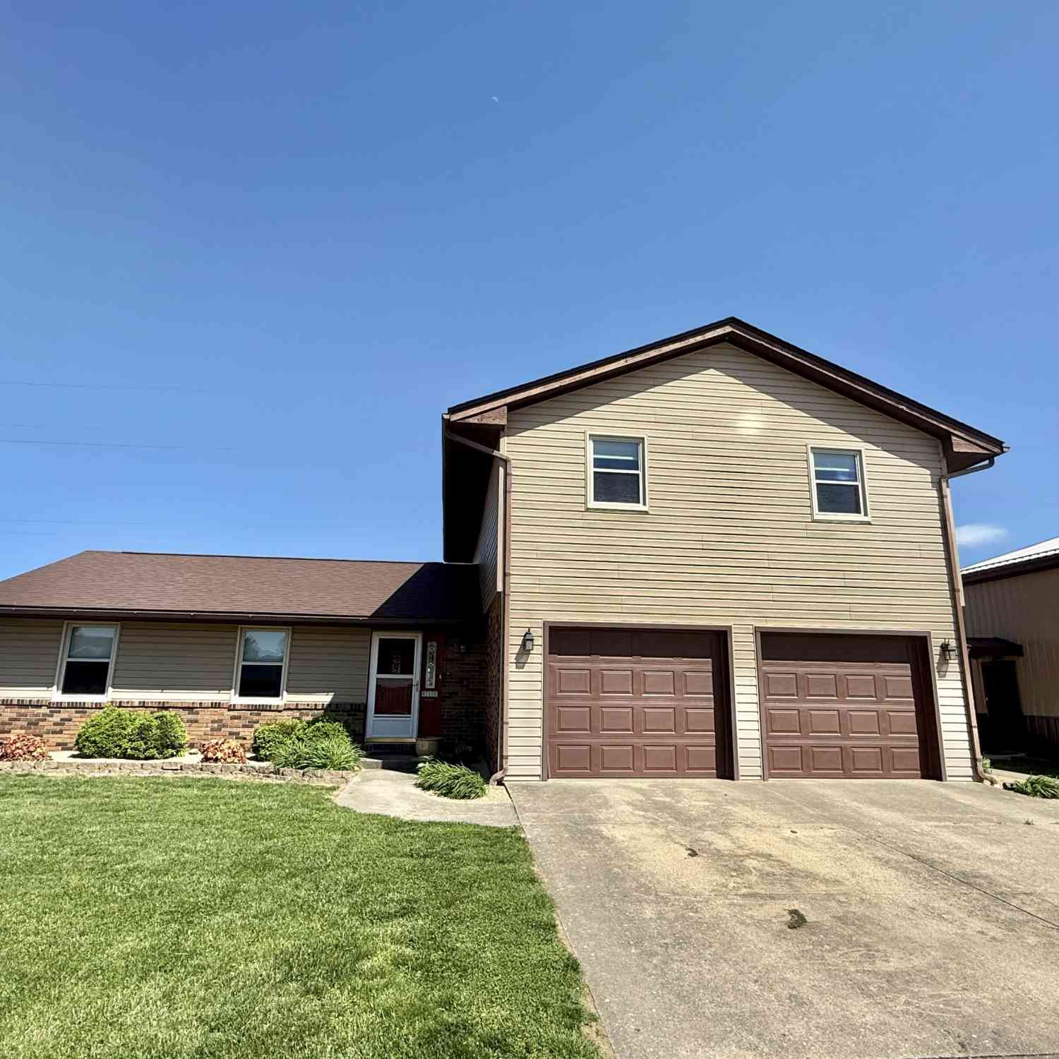 Homes For Sale - 415 Kelly Drive<br/> Brownstown, IN 47220