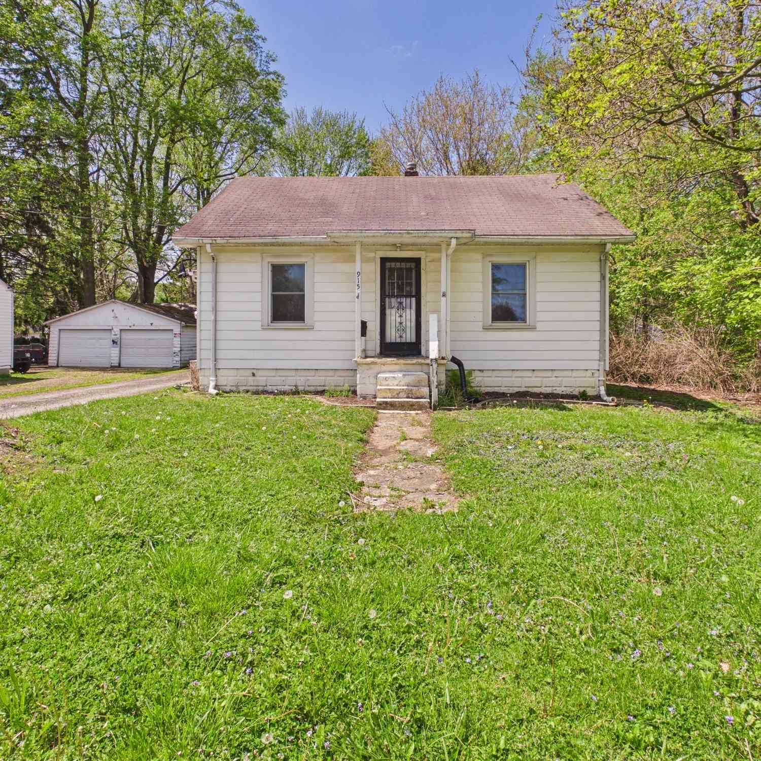 Homes For Sale - 915 Woodlawn Drive<br/> Madison County, Anderson, IN 46012