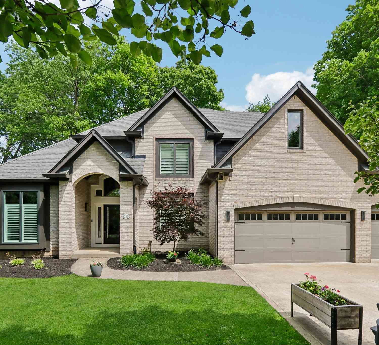 Homes For Sale - 10116 Brooks School Road<br/> Fishers, IN 46037