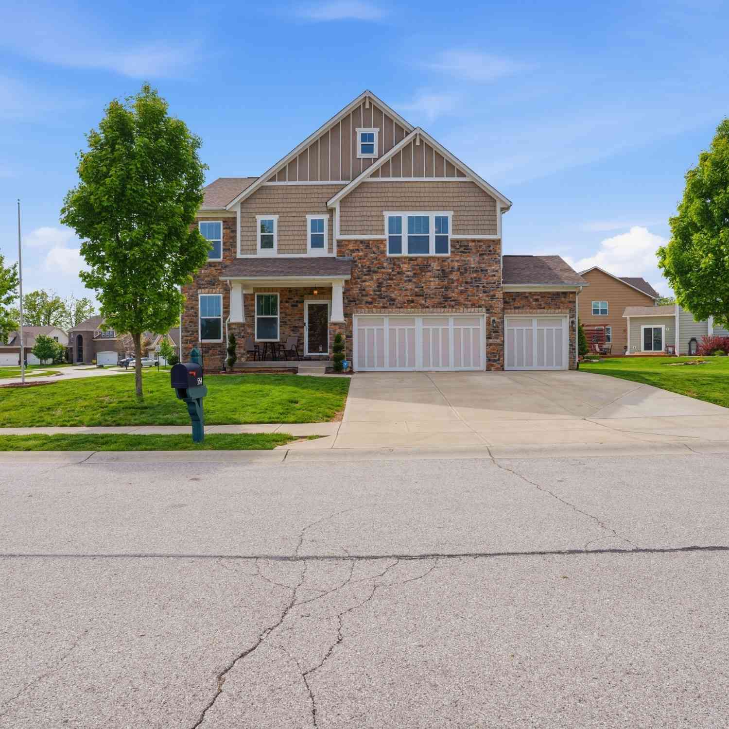 Homes For Sale - 564 Amersham Court<br/> Avon, IN 46123
