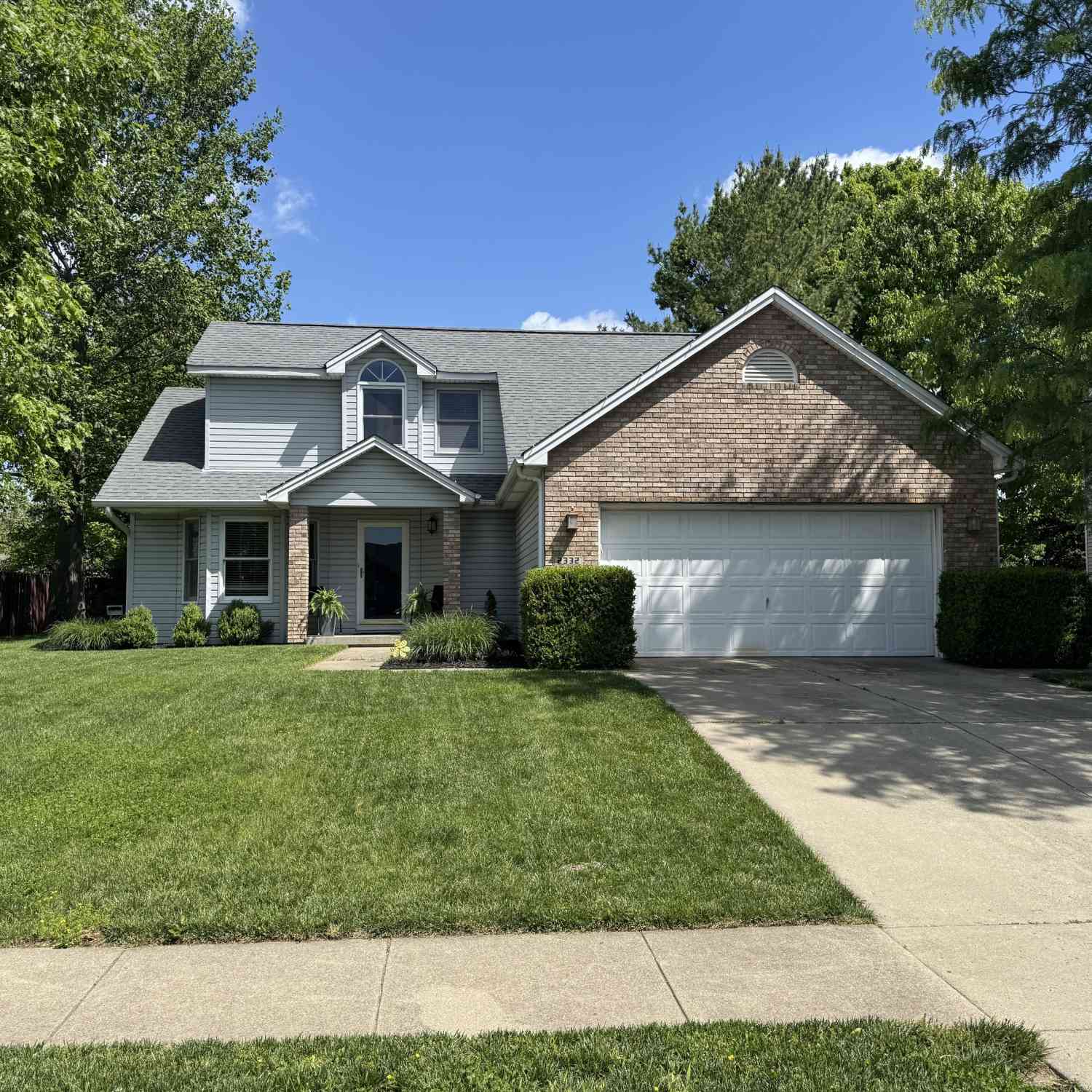 Homes For Sale - 2332 Broadmoor Lane<br/> Columbus, IN 47203