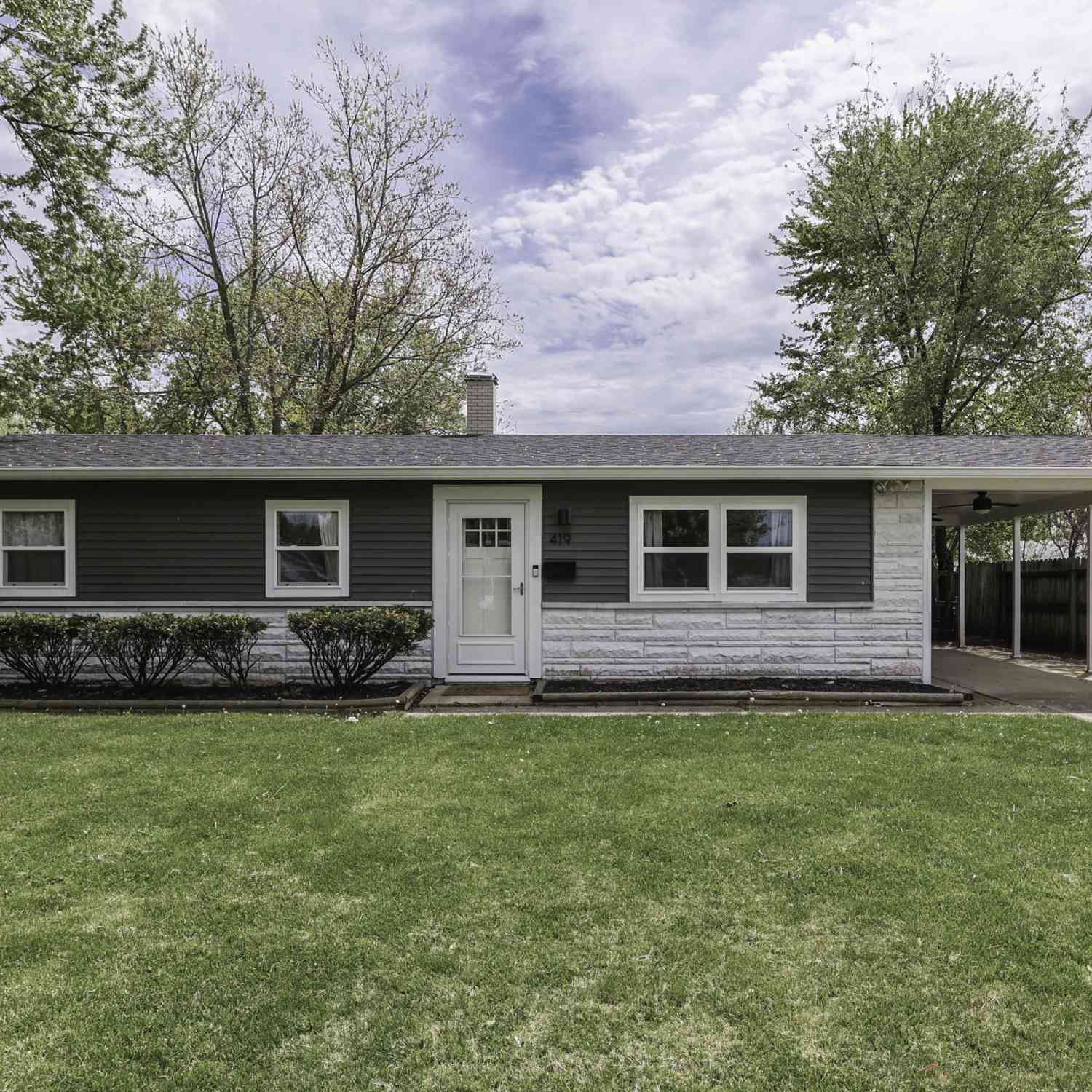 Homes For Sale - 419 Hollybrook Drive<br/> New Whiteland, IN 46184
