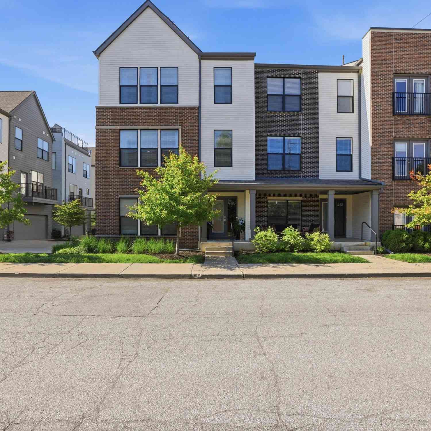 Homes For Sale - 465 E 19th Street<br/> Indianapolis, IN 46202