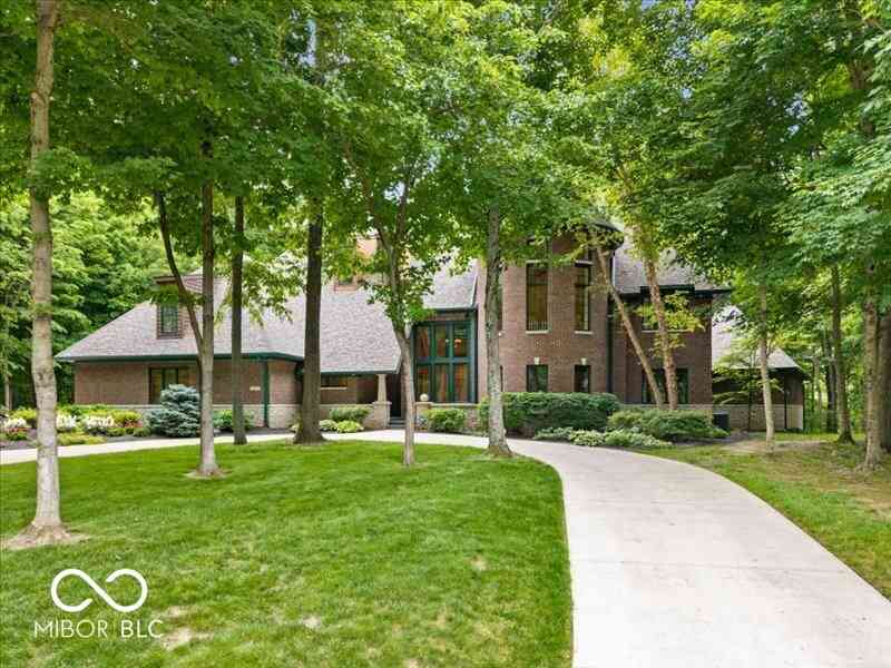 Homes For Sale - 812 Woodcrest Way<br/> Anderson, IN 46012