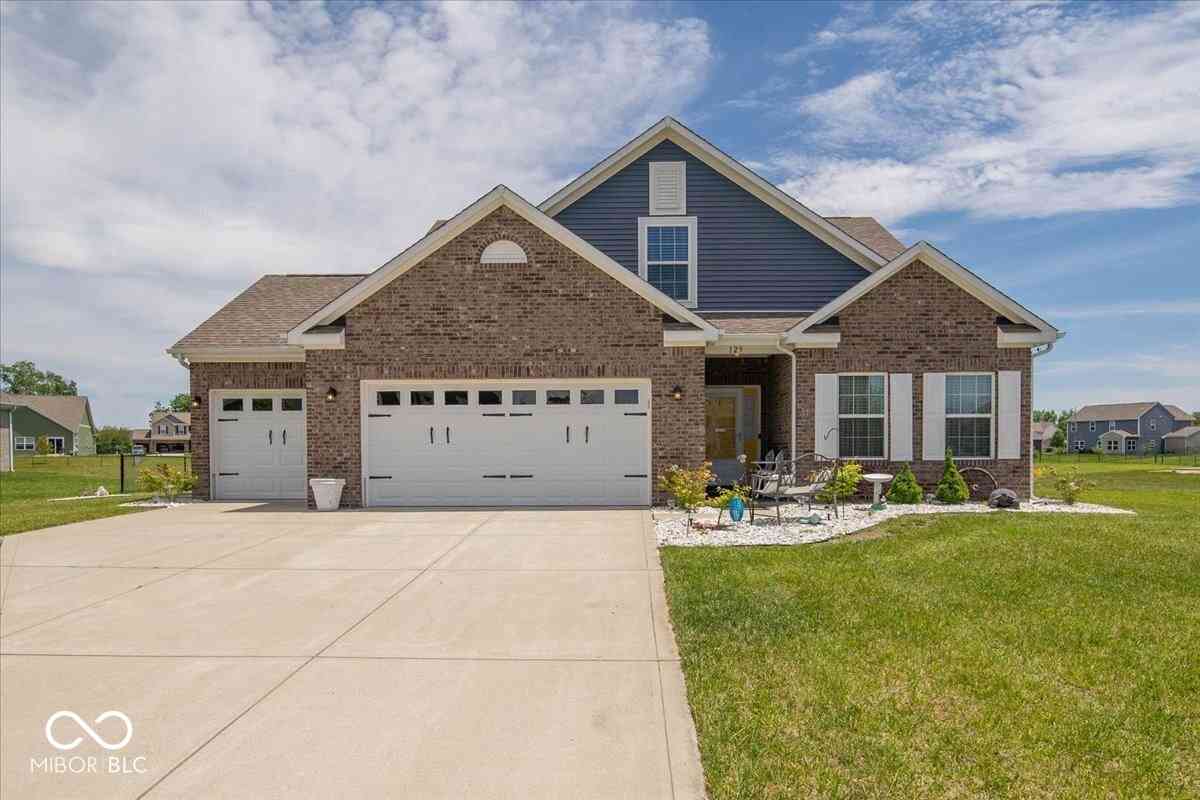 Homes For Sale - 129 Larimar Way<br/> Whiteland, IN 46184