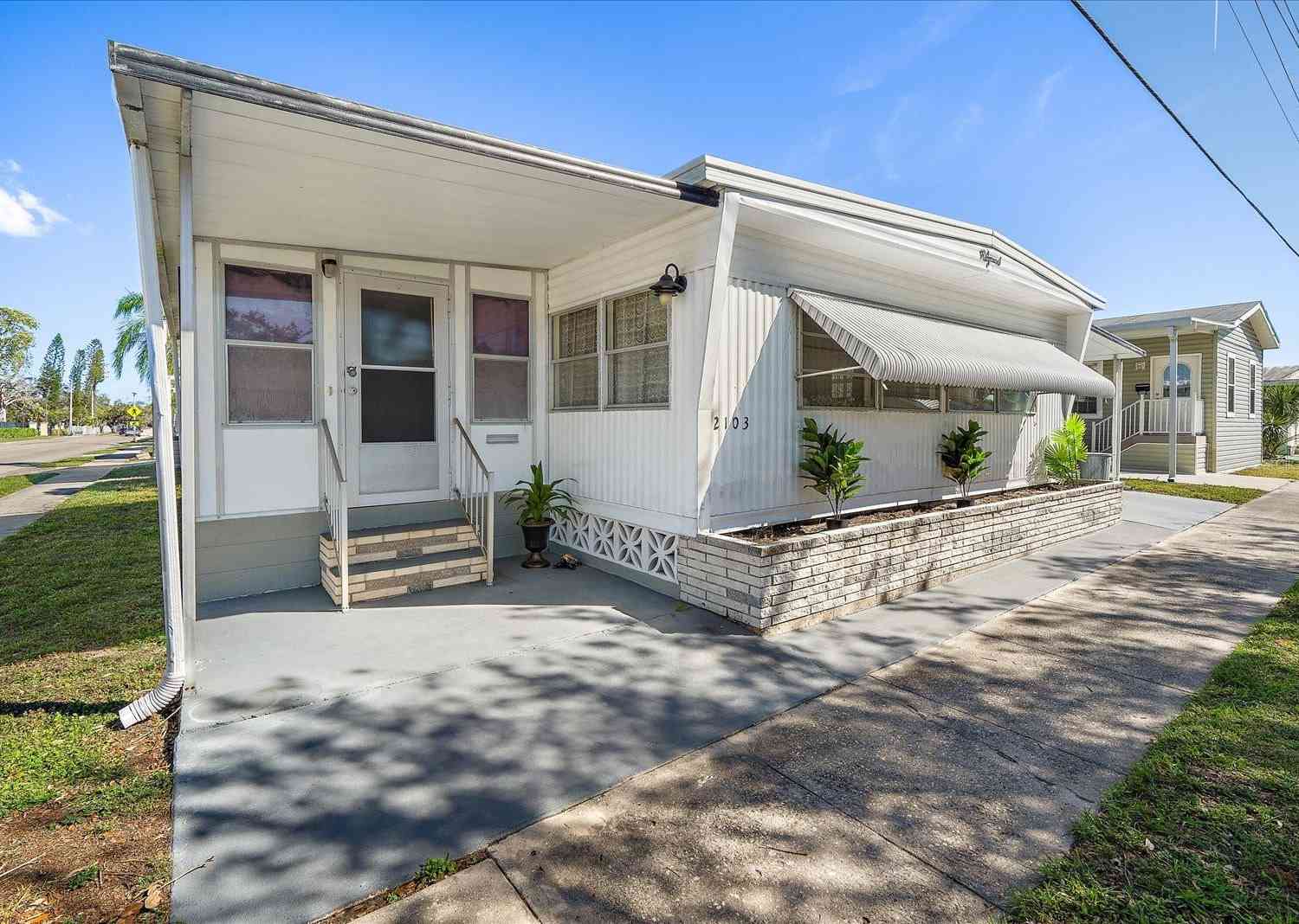 Mobile Home For Sale - 2103 18th Street<br/> BRADENTON, FL 34205