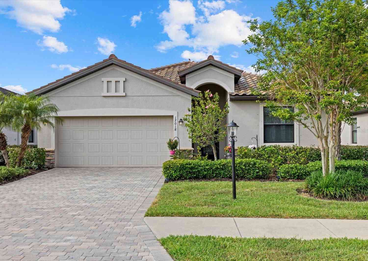 Homes For Sale - 17018 Blue Ridge Place<br/> BRADENTON, FL 34211