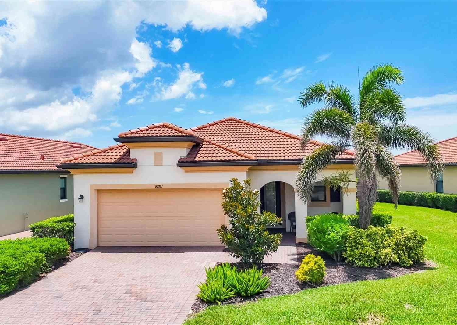 Homes For Sale - 10061 Cozy Grove Drive<br/> VENICE, FL 34293