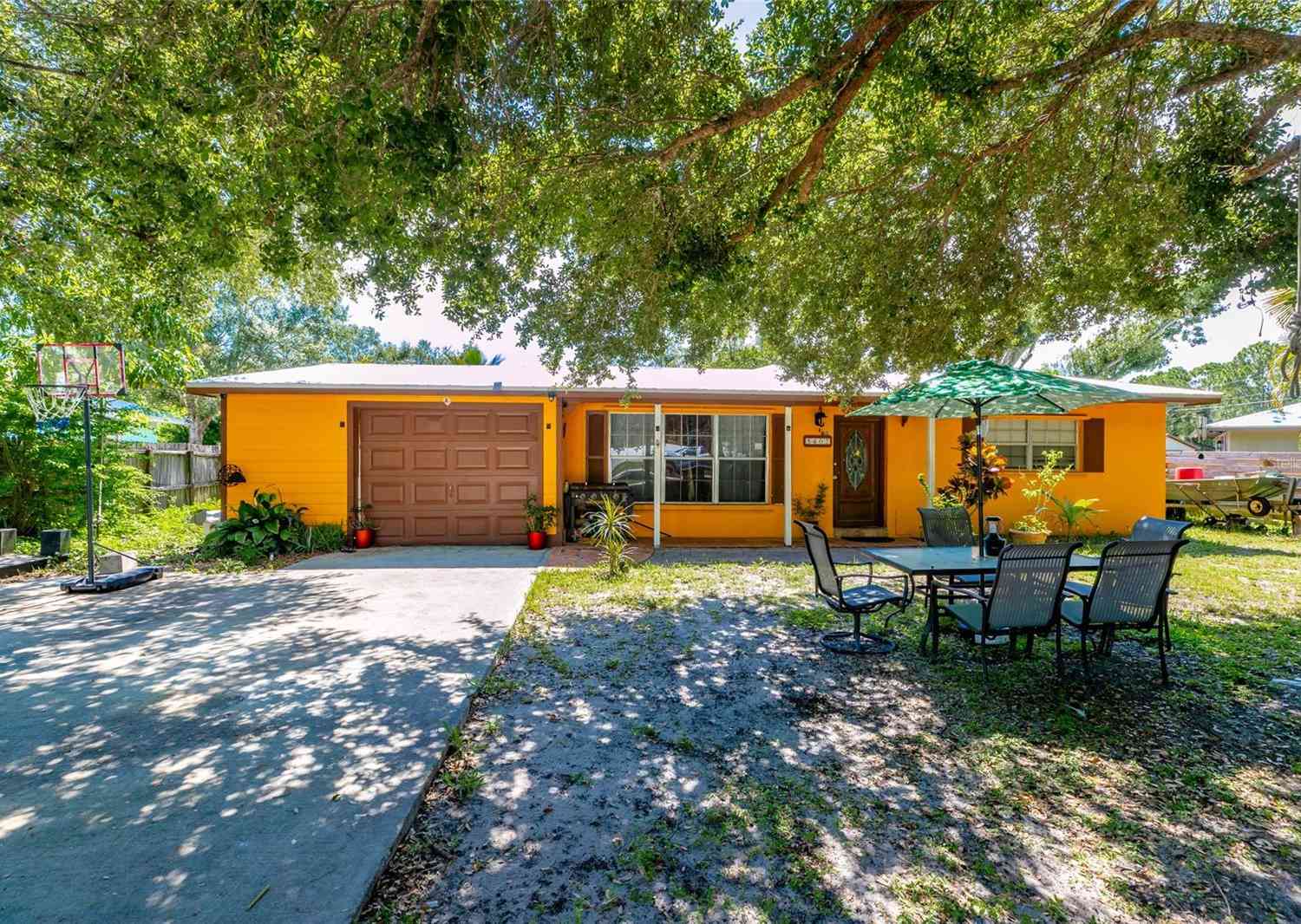Homes For Sale - 5402 Shannon Drive<br/> FORT PIERCE, FL 34951