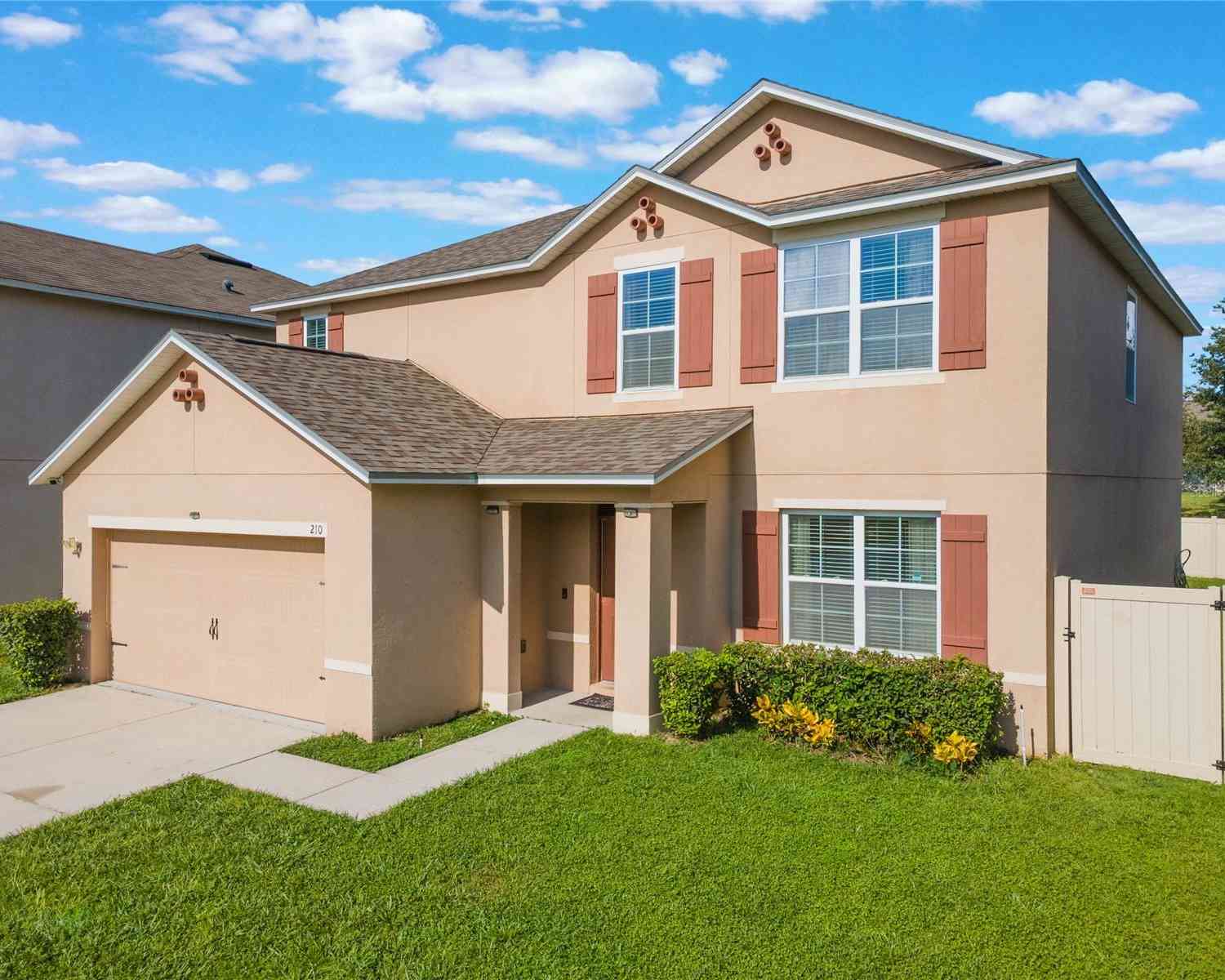 Homes For Sale - 210 Lazy Willow Drive<br/> DAVENPORT, FL 33897