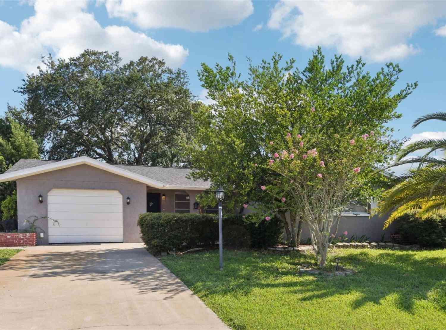 Homes For Sale - 7102 Cherry Laurel Drive<br/> PORT RICHEY, FL 34668