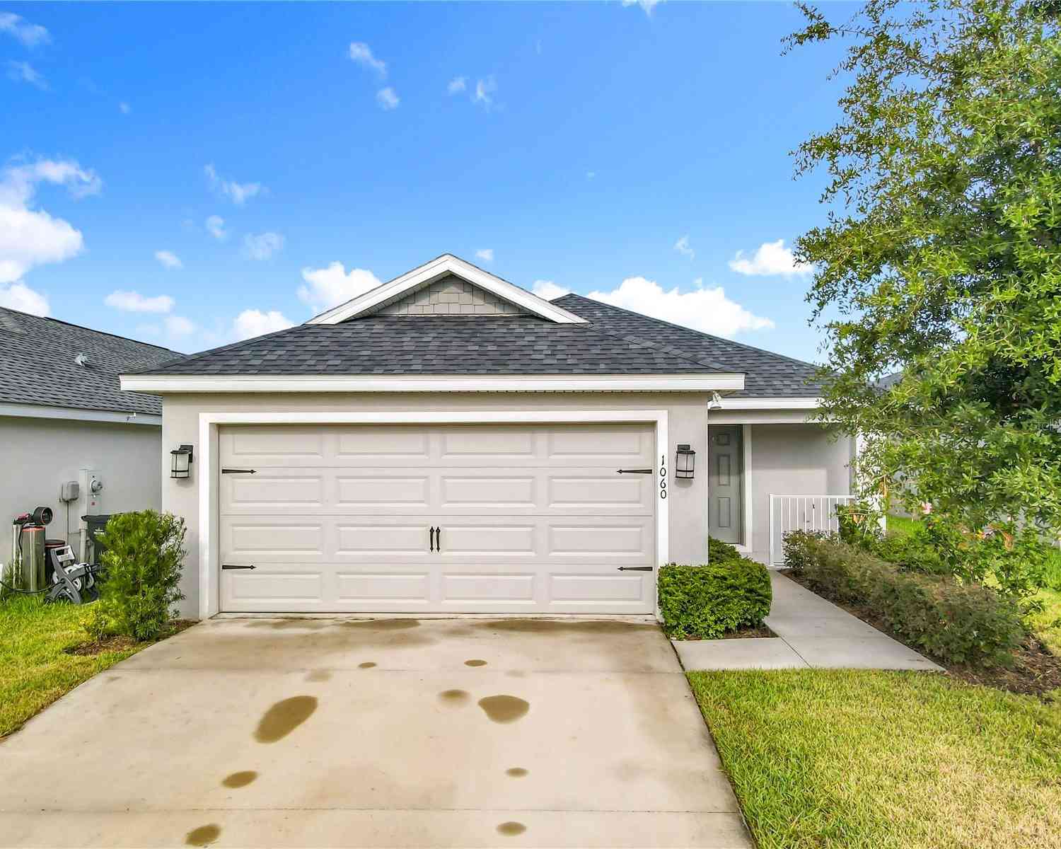 Homes For Sale - 1060 Cascade Drive<br/> DAVENPORT, FL 33837