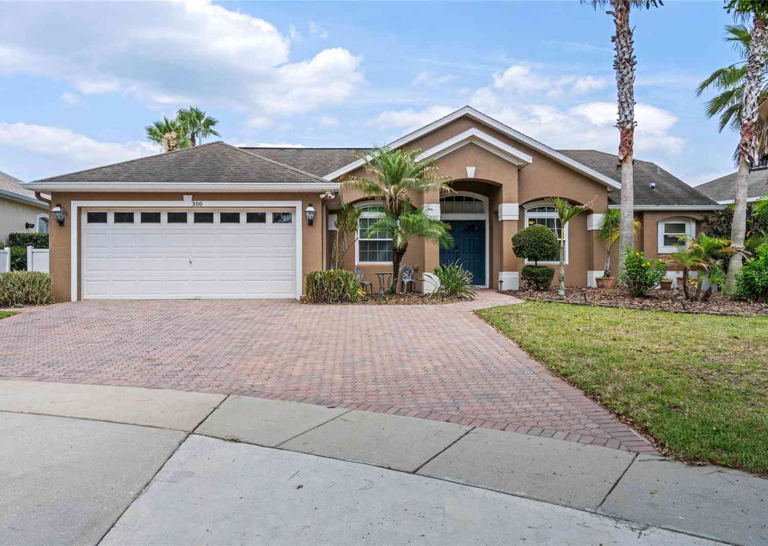 Homes For Sale - 300 Kings Way<br/> DAVENPORT, FL 33897