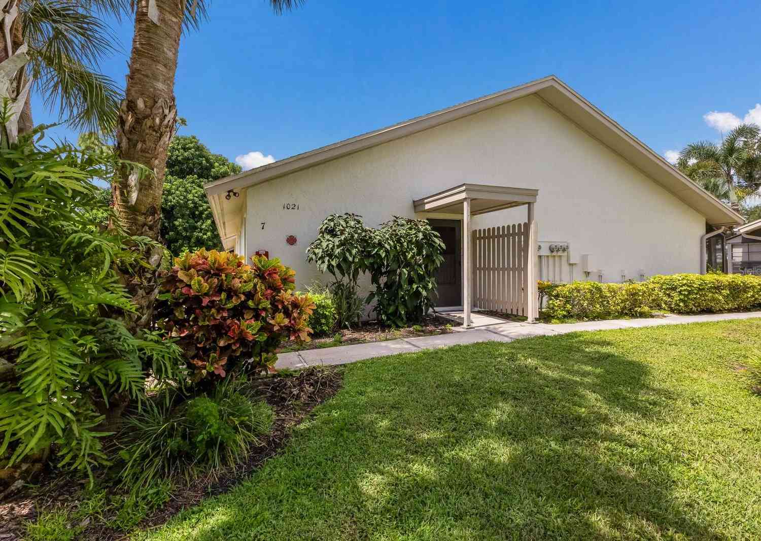 Condo For Sale - 1021 Capri Isles Boulevard #7<br/> VENICE, FL 34292