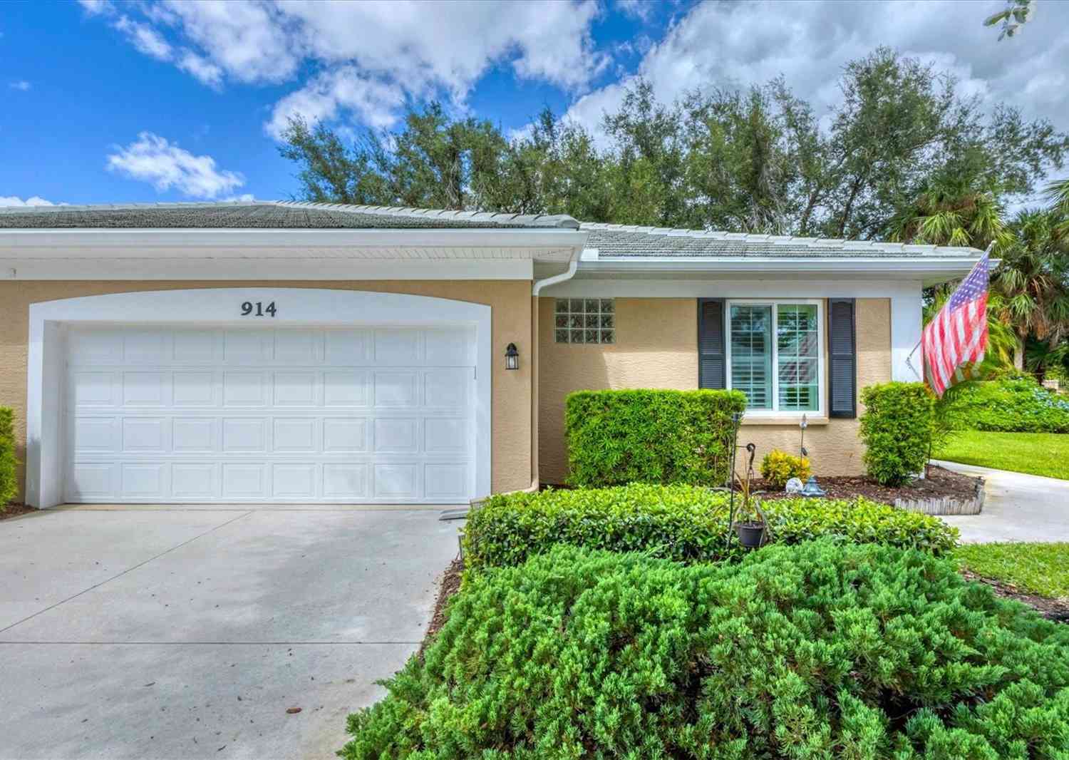 Villa For Sale - 914 Barclay Court<br/> VENICE, FL 34293