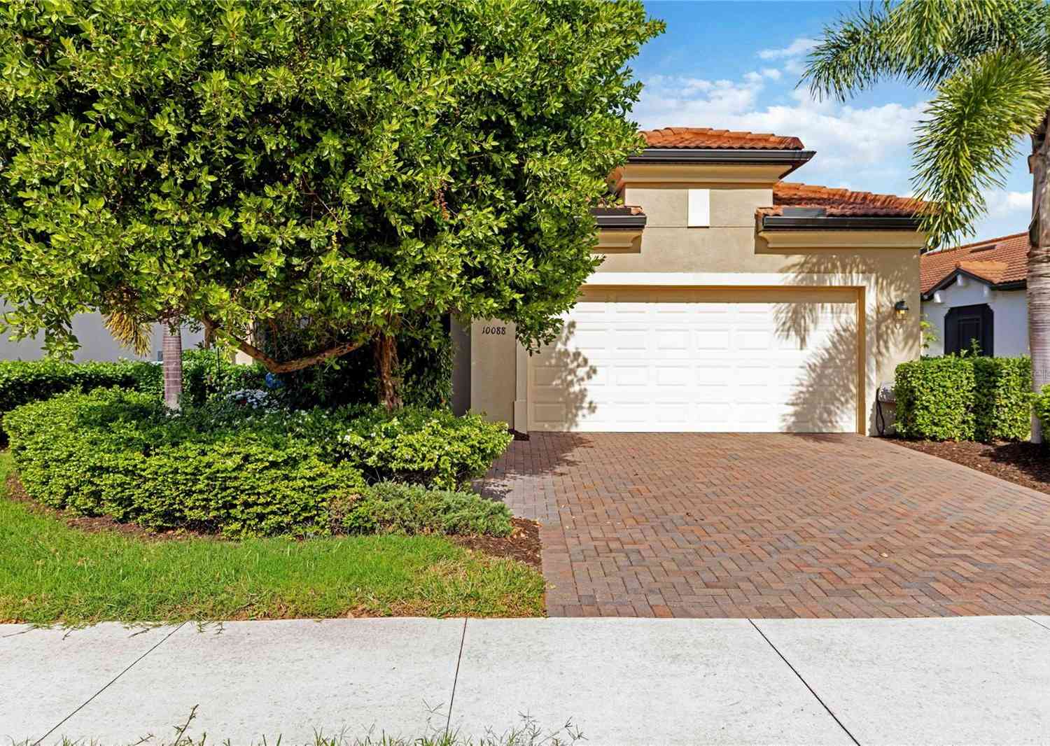 Homes For Sale - 10088 Cozy Grove Drive<br/> VENICE, FL 34293