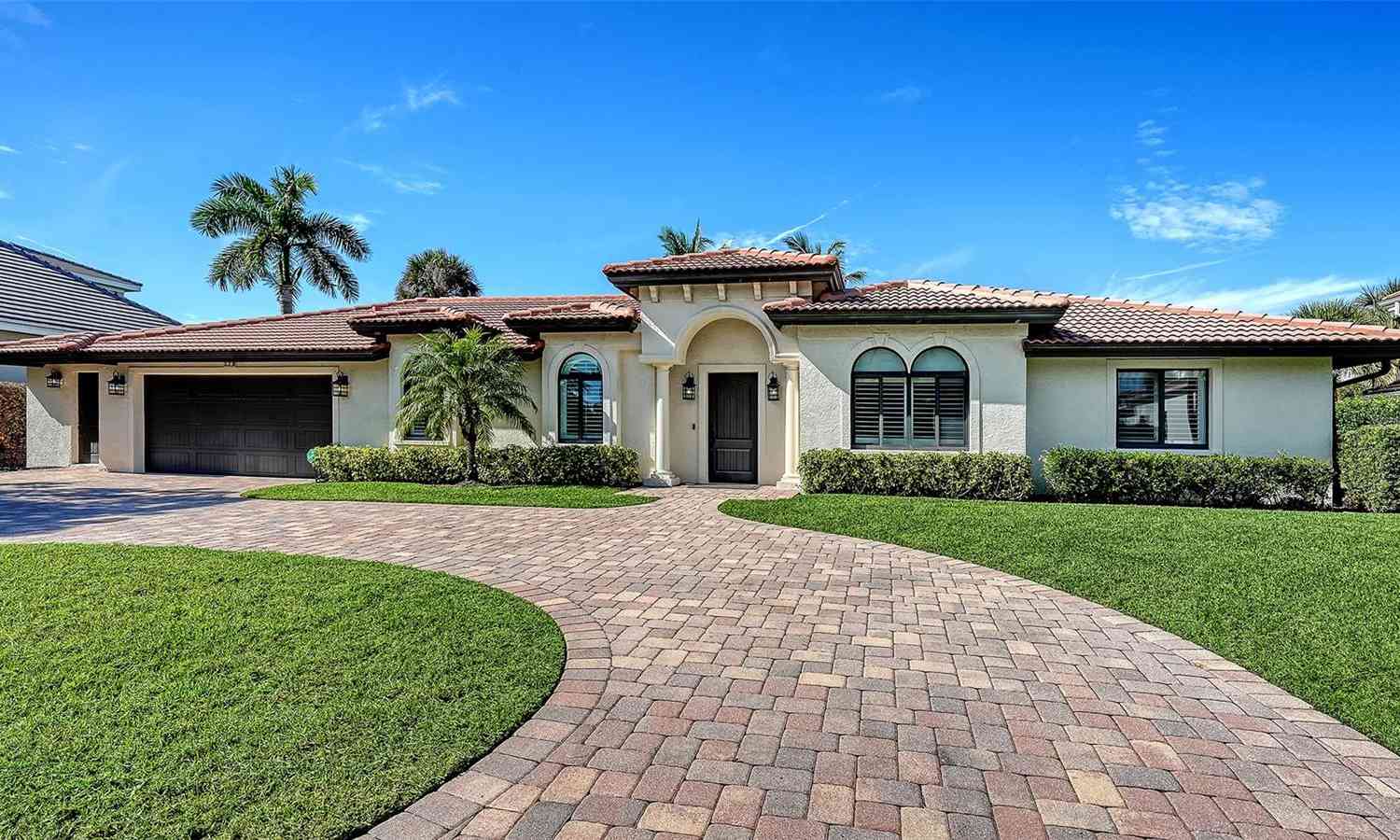 Homes For Sale - 595 Bowsprit Lane<br/> LONGBOAT KEY, FL 34228