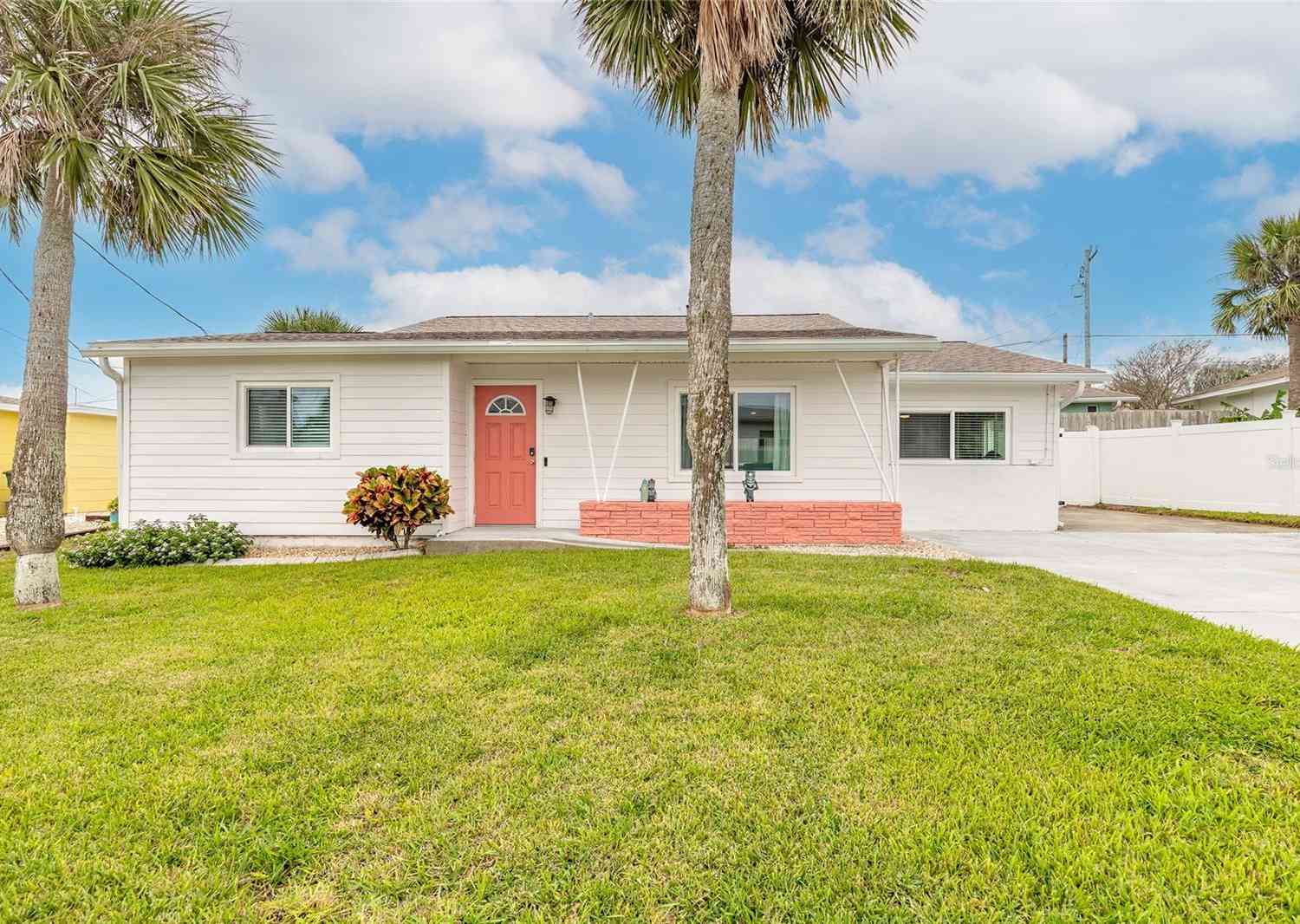 Homes For Sale - 8 Robben Terrace<br/> DAYTONA BEACH, FL 32118