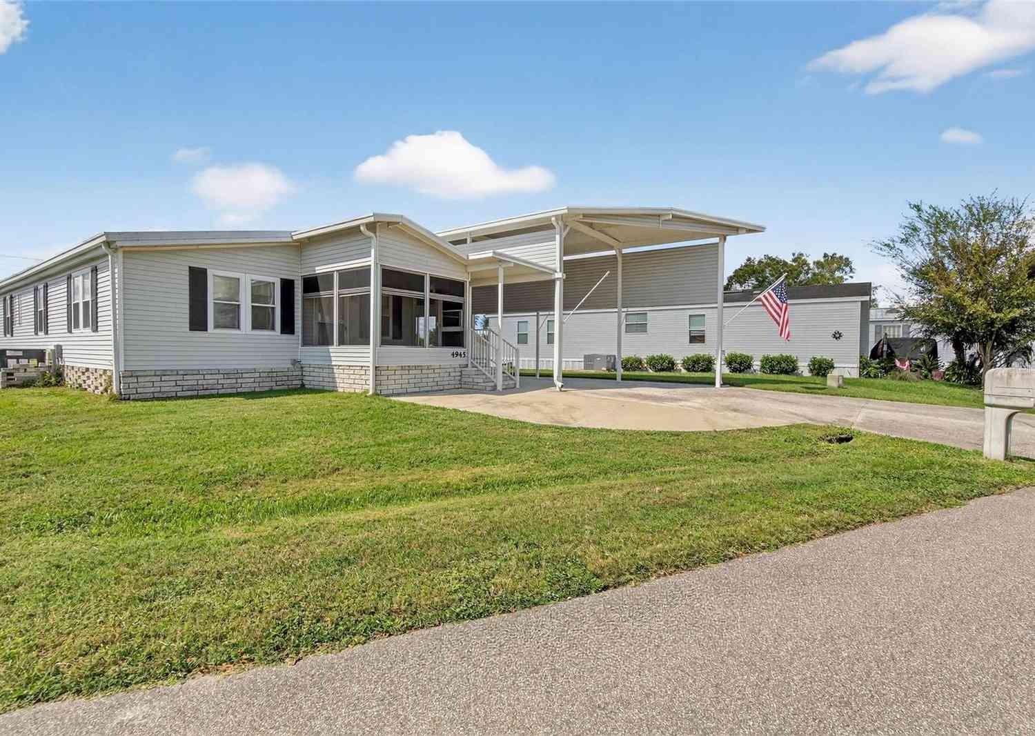 Mobile Home For Sale - 4945 Shore Line Dr<br/> POLK CITY, FL 33868