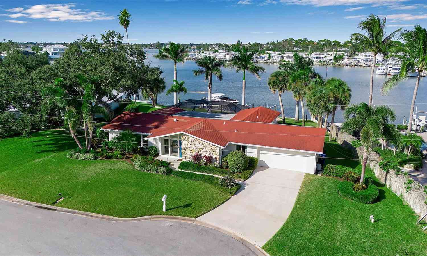 Homes For Sale - 318 Nassau Street<br/> VENICE, FL 34285