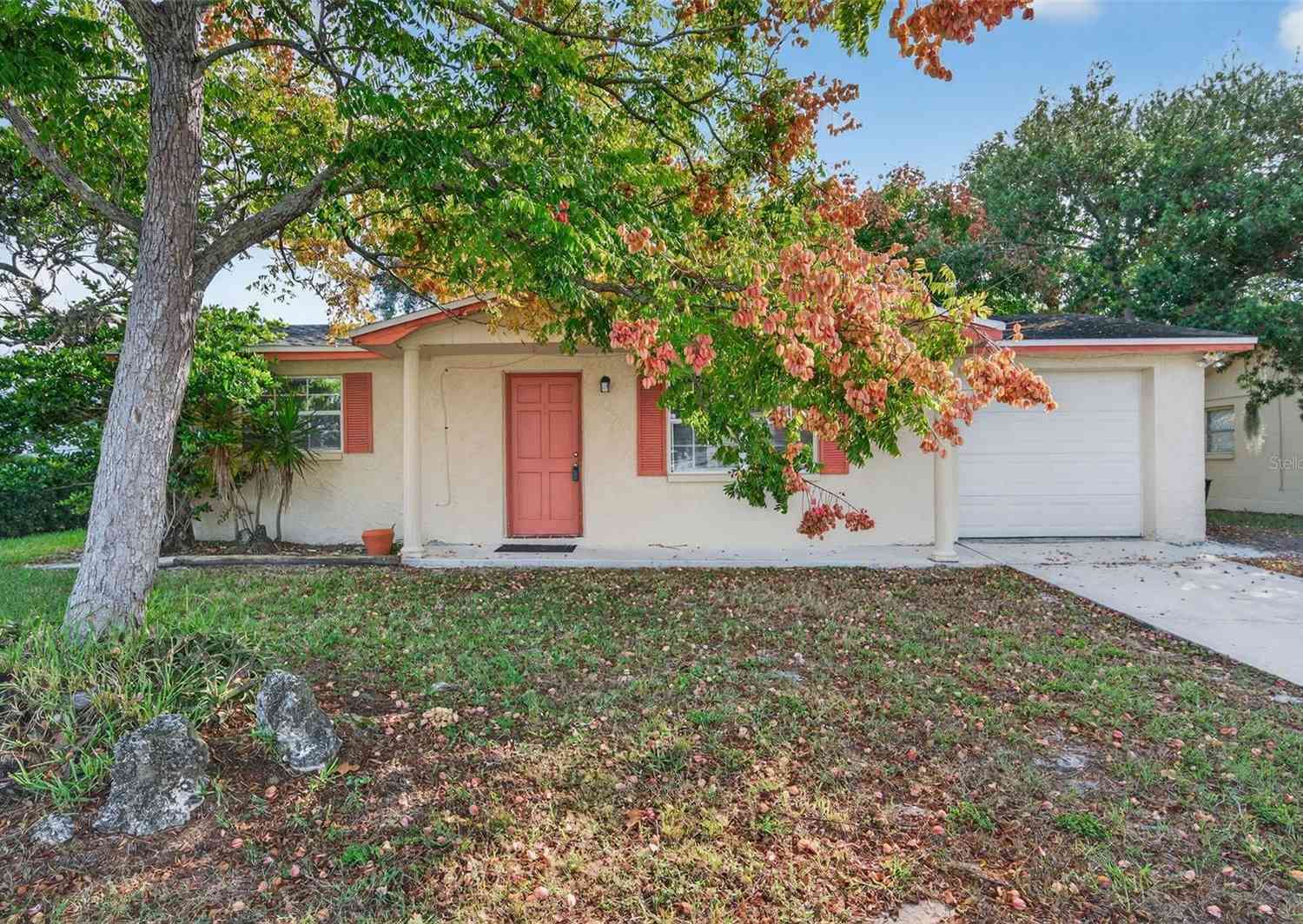 Homes For Sale - 10102 Glen Moor Lane<br/> PORT RICHEY, FL 34668