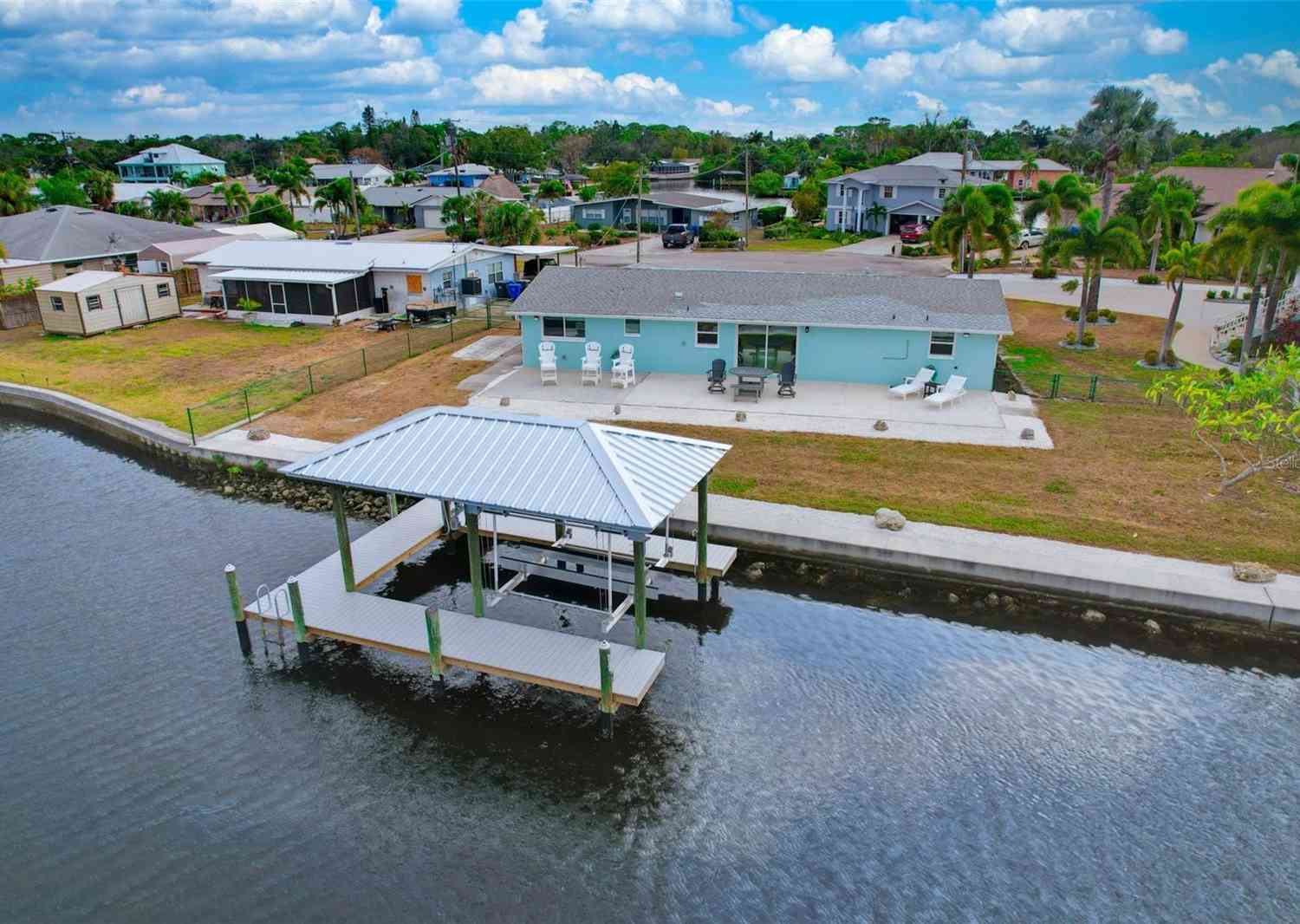 Homes For Sale - 827 Blue Heron Boulevard<br/> RUSKIN, FL 33570